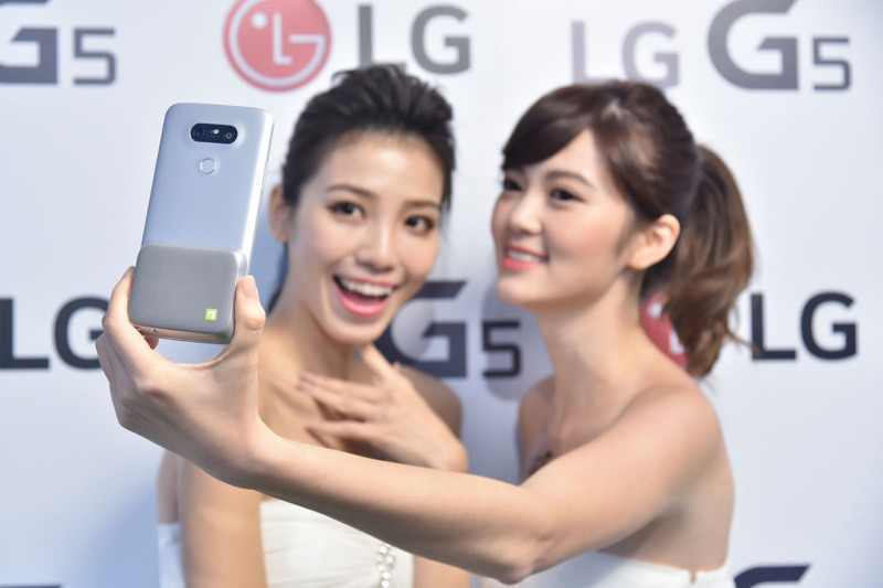 LG G5首創雙主鏡頭設置，並是首支同時支援Zoom InZoom Out變焦功能的智慧手機相機。_resize