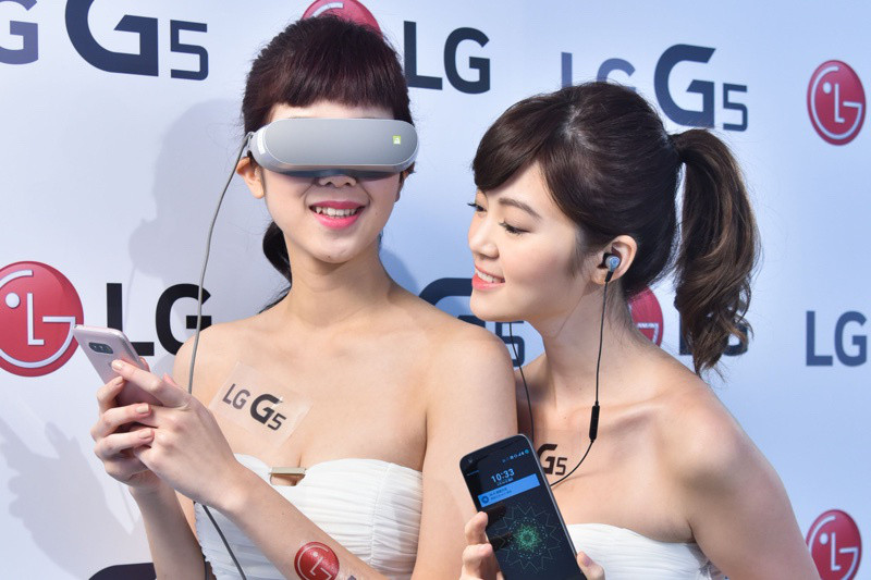 LG打造獨特虛擬實境眼鏡LG 360 VR，不僅具有出色的外型設計，更具備可折疊、輕易攜帶的優點。_resize