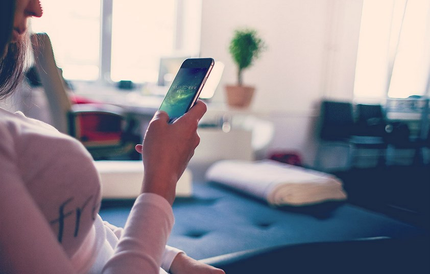 iphone-6-photorealistic-mockup-in-female-hand
